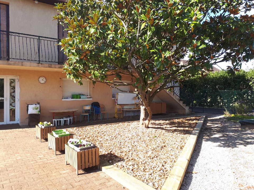 cour de récréation de l'école montessori de Meyzieu près de Lyon