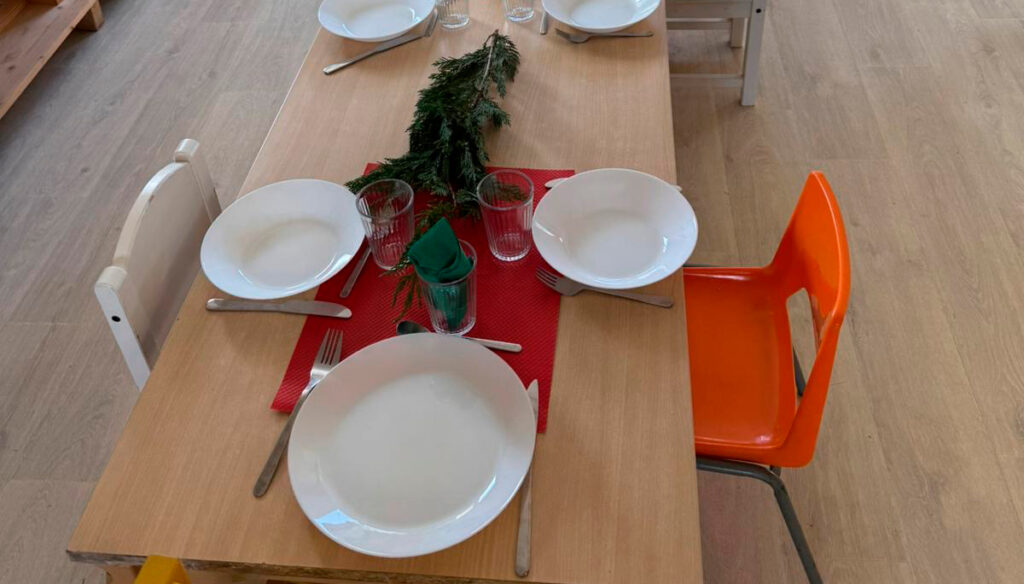 table préparée pour le déjeuner montessorien lors de la pause méridienne